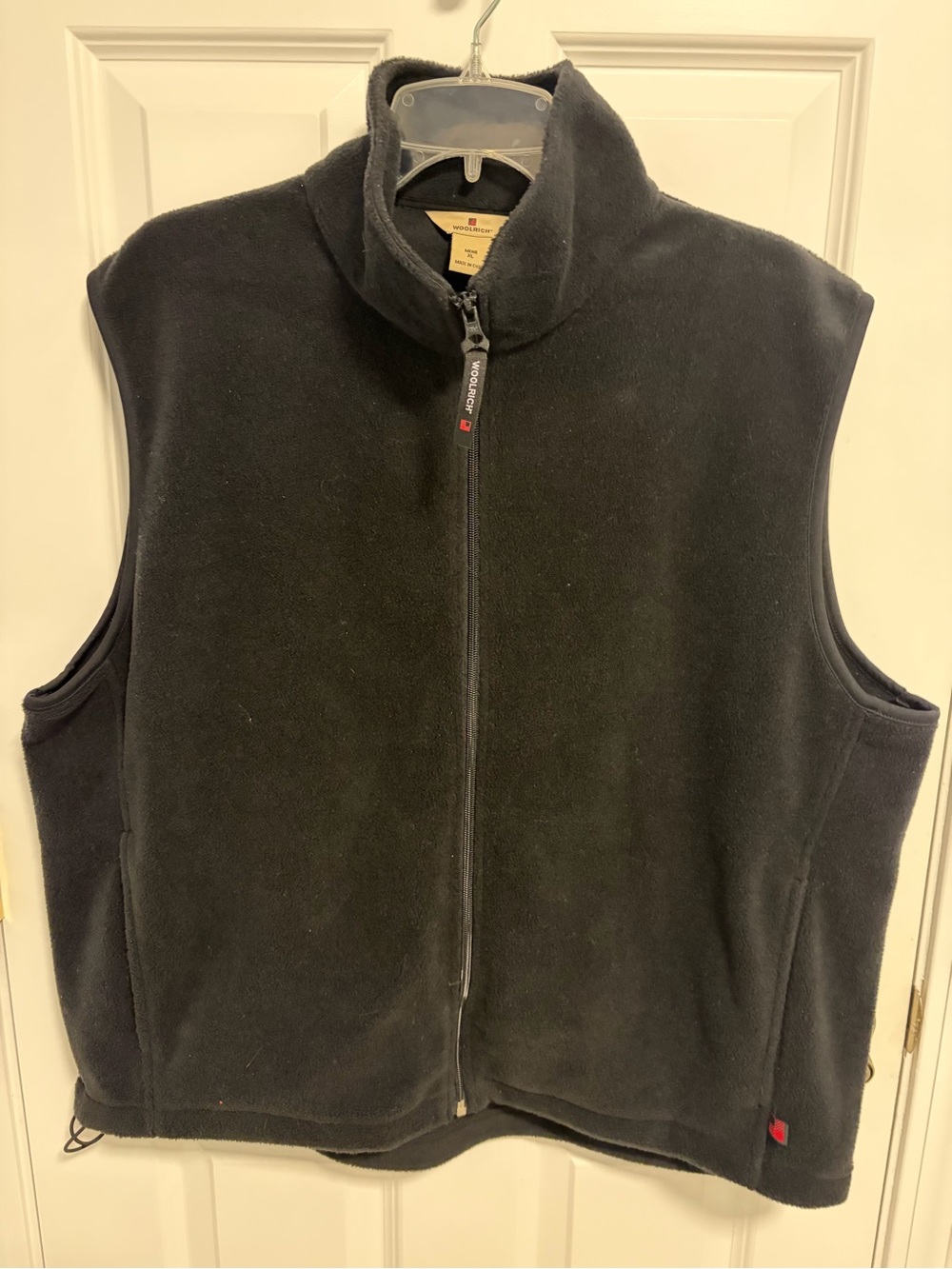 Woolrich men’s black fleece vest. Size XL. Side pockets. Drawstring bottom.